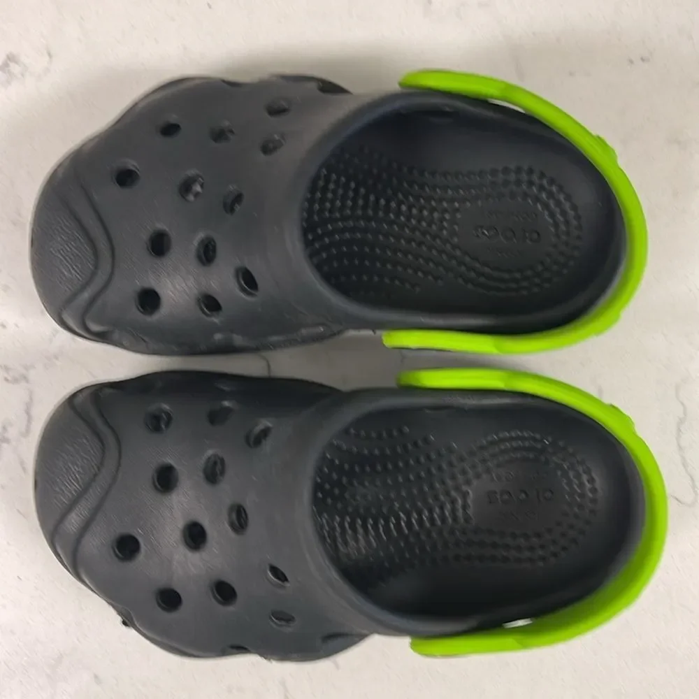 Crocs KIDS' SWIFTWATER™ CLOG Kids Black and Green Clogs Size 6